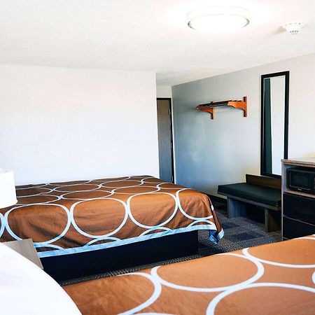 Super 8 By Wyndham Pueblo Hotel Екстериор снимка
