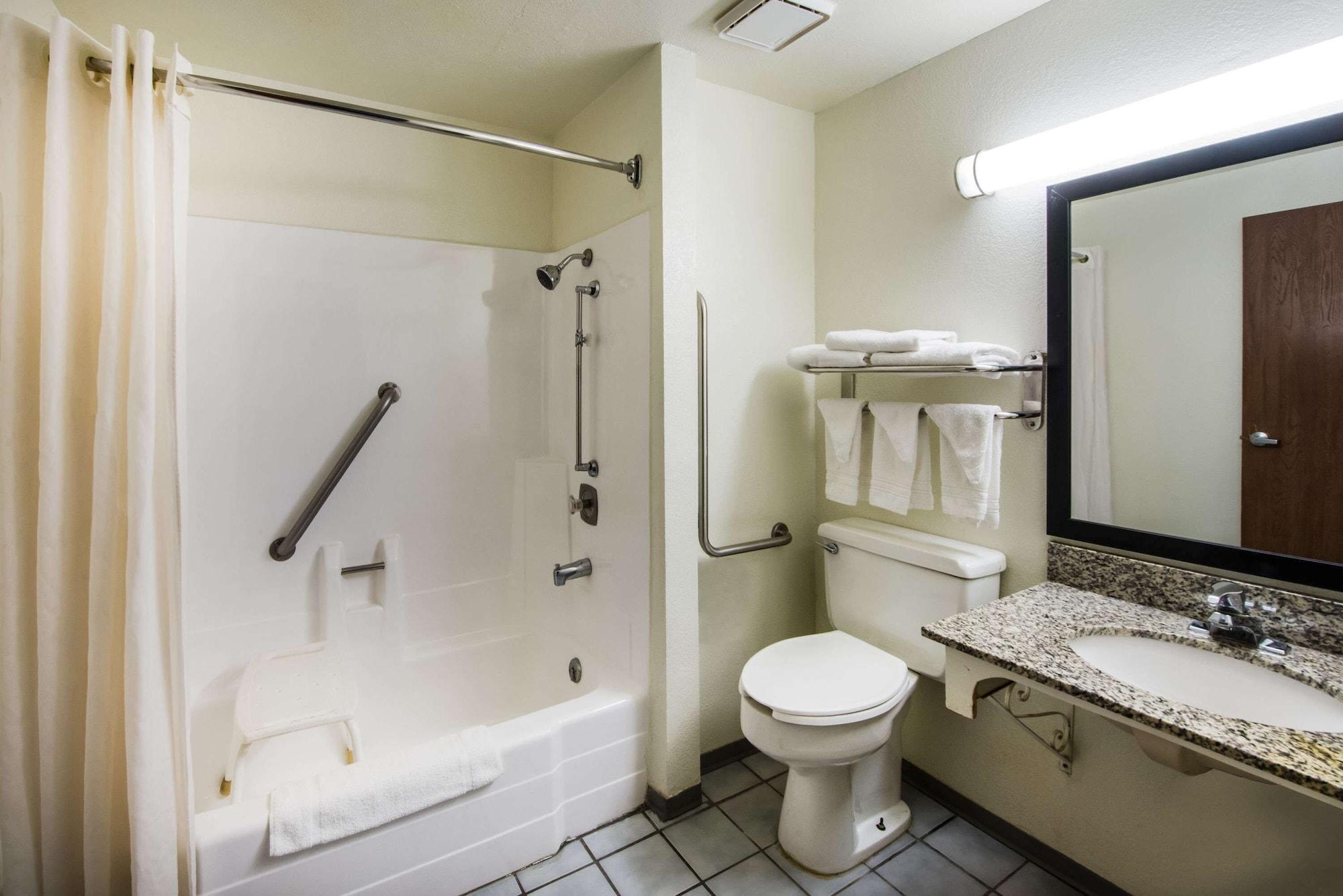 Super 8 By Wyndham Pueblo Hotel Екстериор снимка
