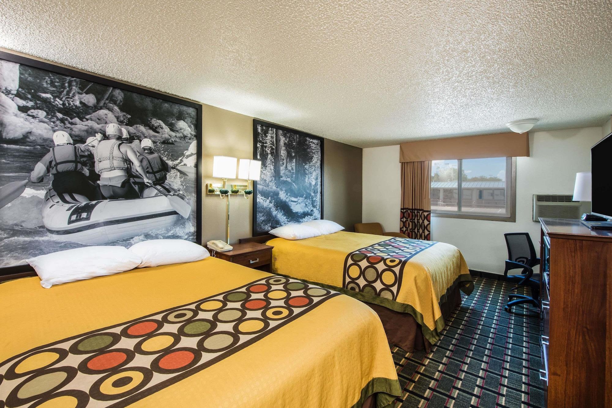 Super 8 By Wyndham Pueblo Hotel Екстериор снимка