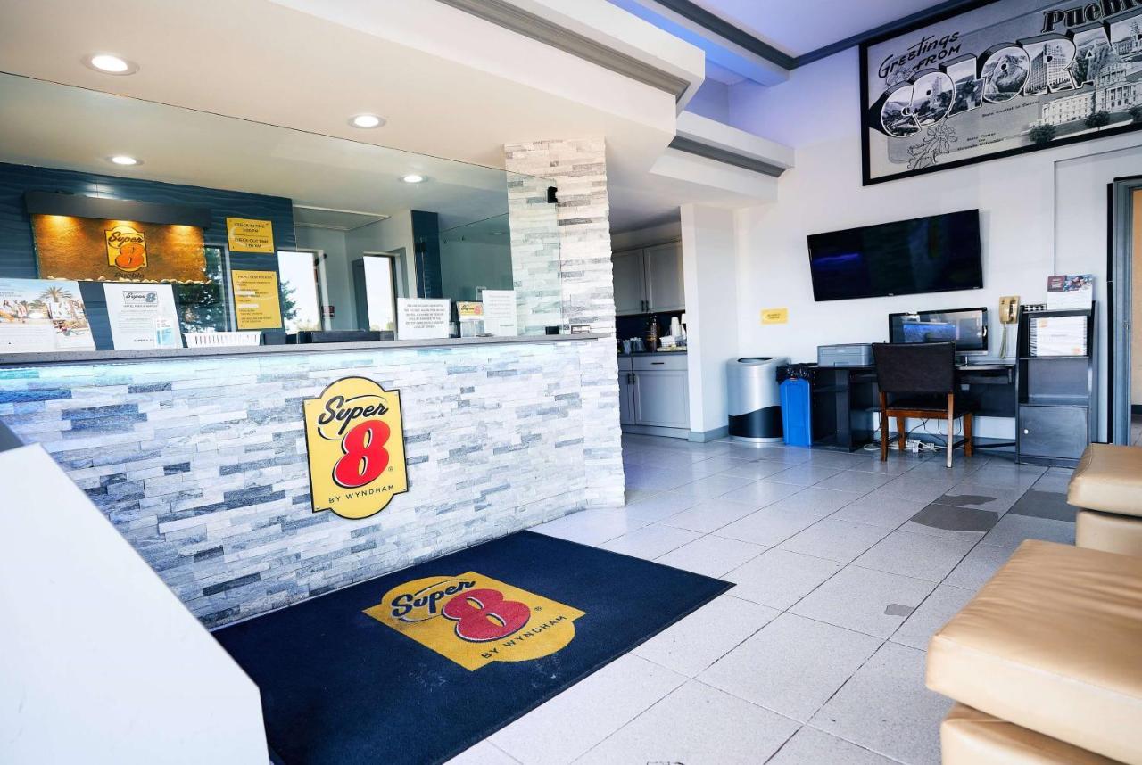Super 8 By Wyndham Pueblo Hotel Екстериор снимка