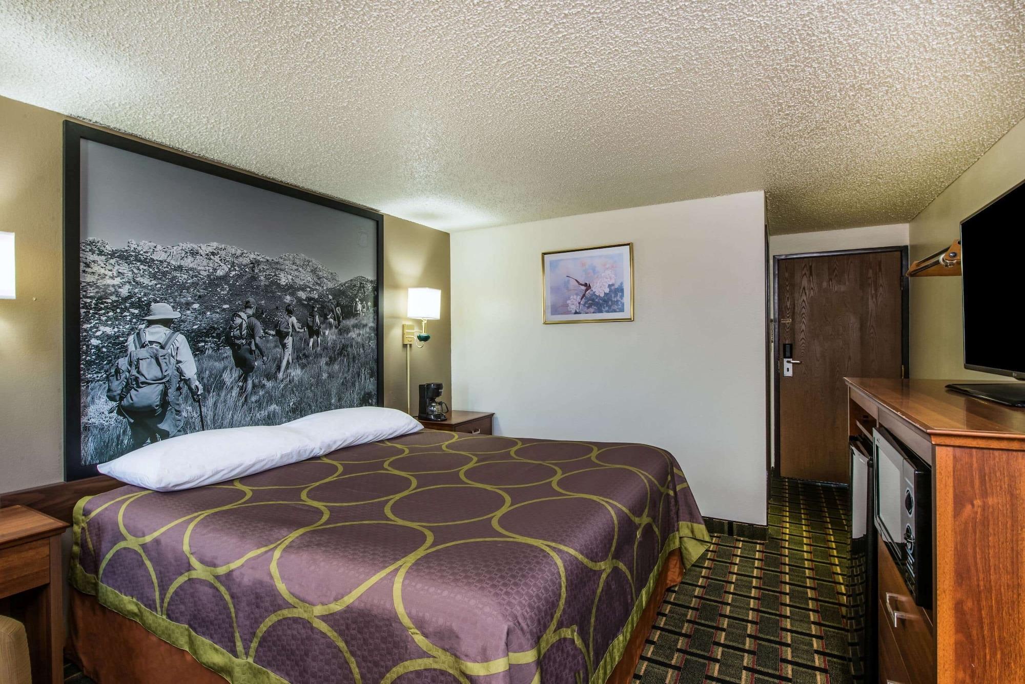 Super 8 By Wyndham Pueblo Hotel Екстериор снимка