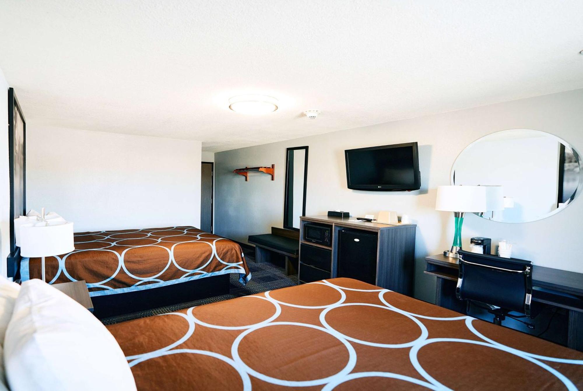 Super 8 By Wyndham Pueblo Hotel Екстериор снимка