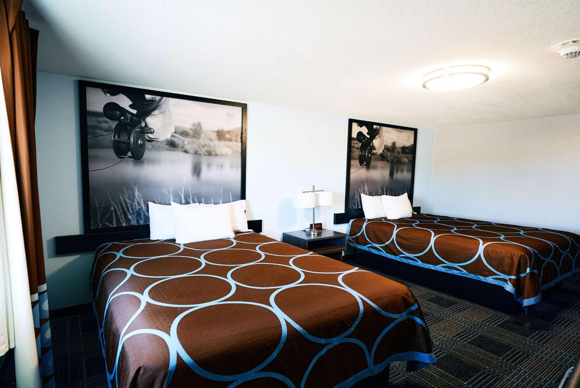 Super 8 By Wyndham Pueblo Hotel Екстериор снимка