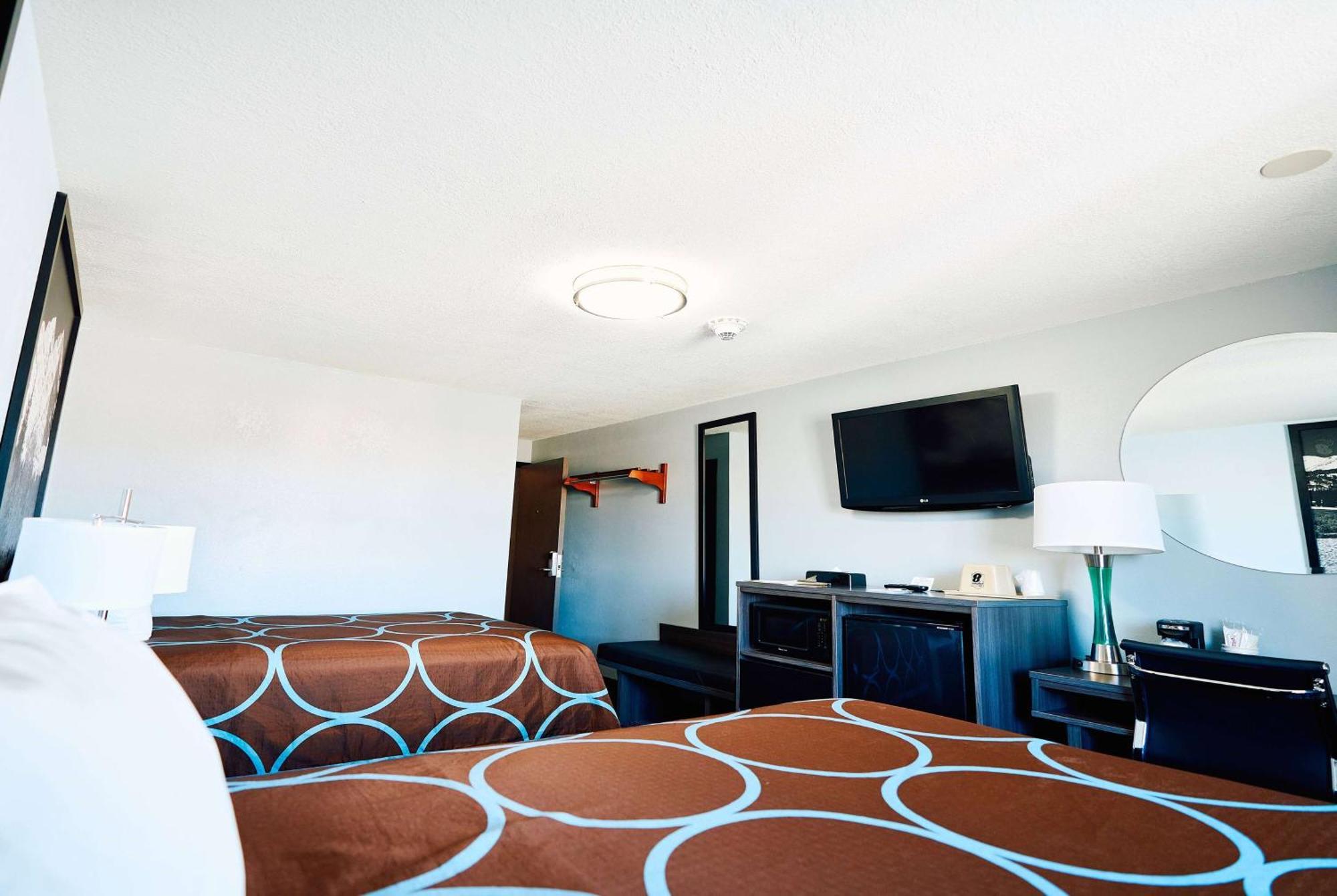 Super 8 By Wyndham Pueblo Hotel Екстериор снимка