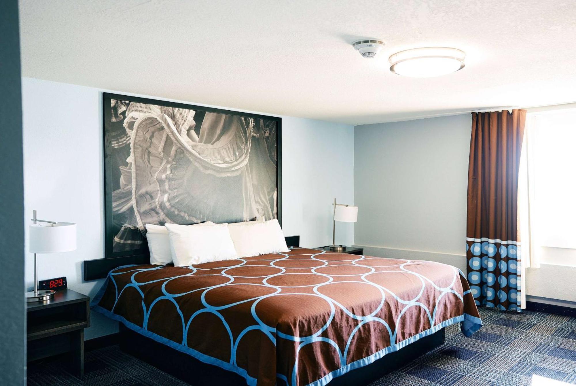 Super 8 By Wyndham Pueblo Hotel Екстериор снимка