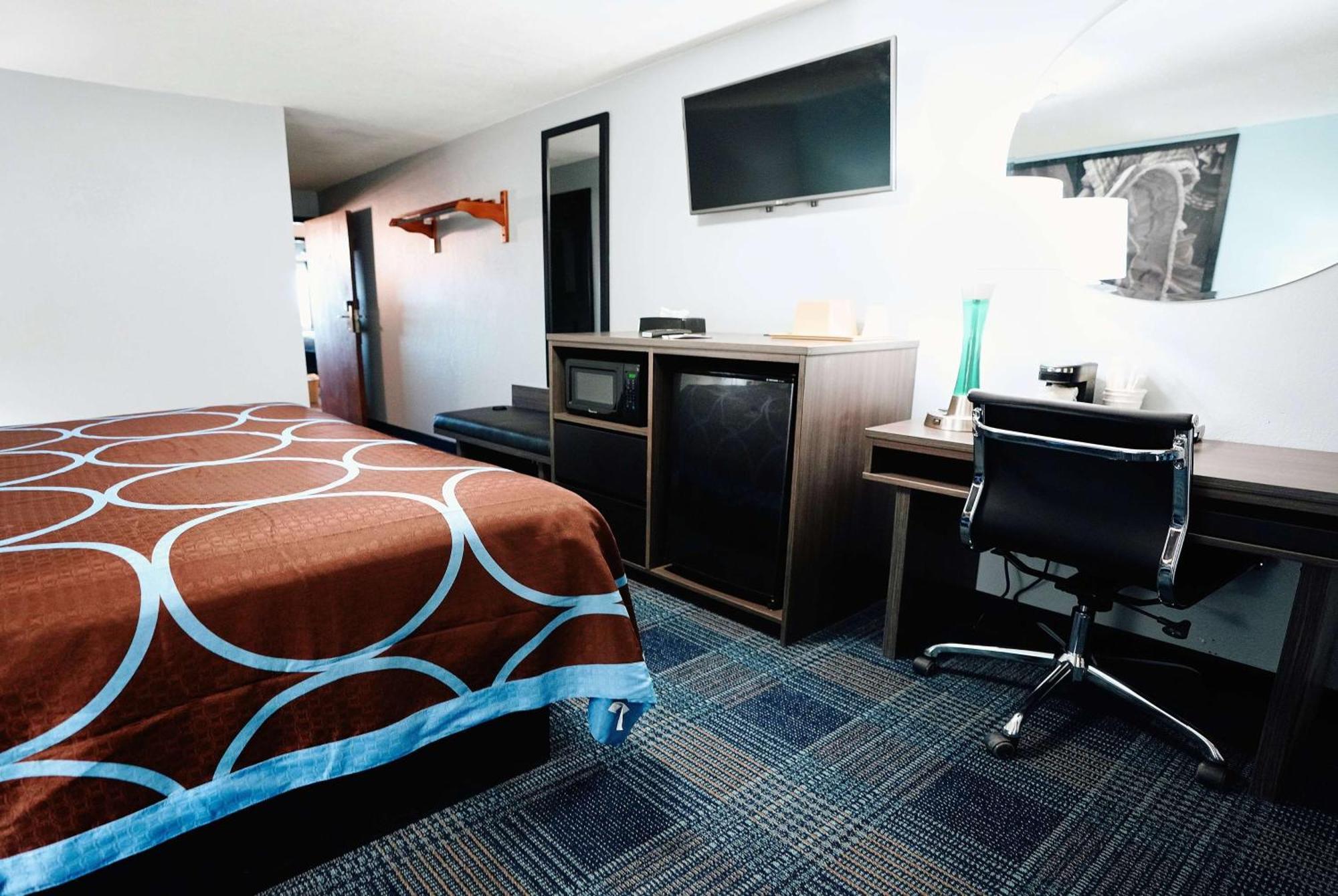 Super 8 By Wyndham Pueblo Hotel Екстериор снимка