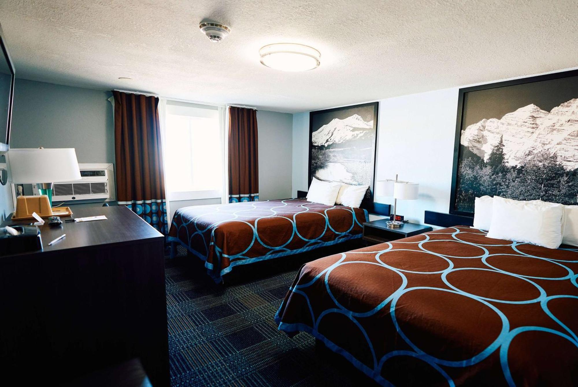 Super 8 By Wyndham Pueblo Hotel Екстериор снимка