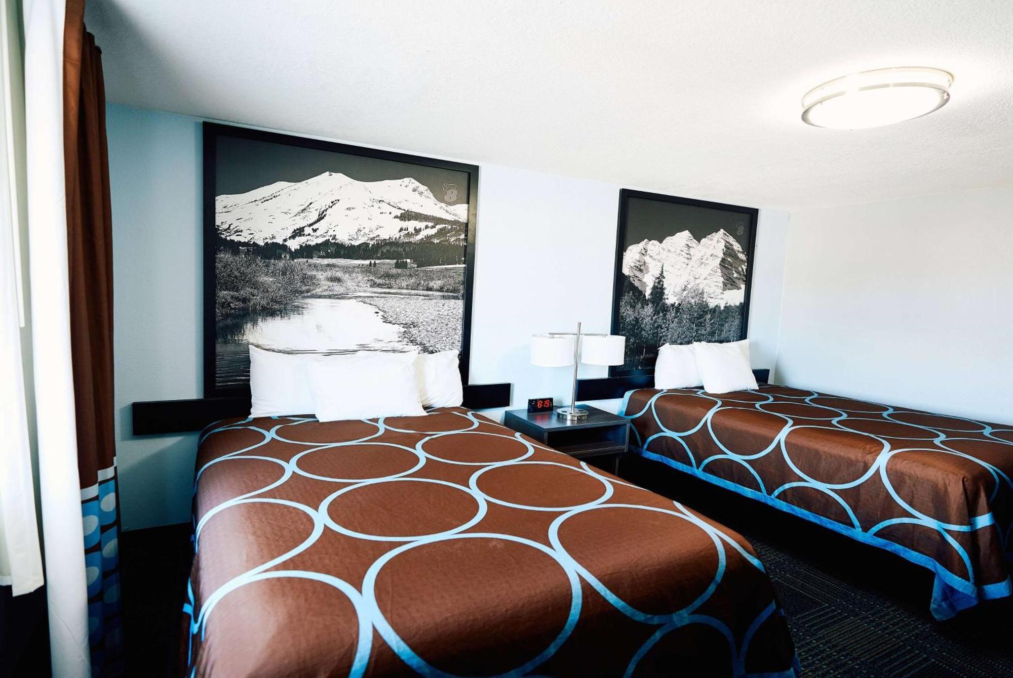 Super 8 By Wyndham Pueblo Hotel Екстериор снимка