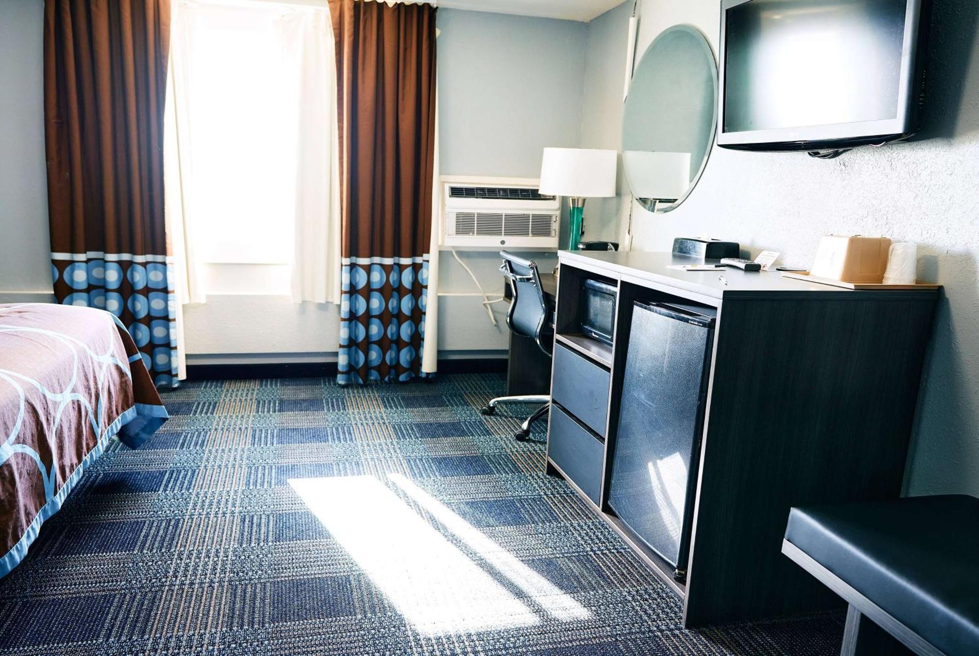 Super 8 By Wyndham Pueblo Hotel Екстериор снимка