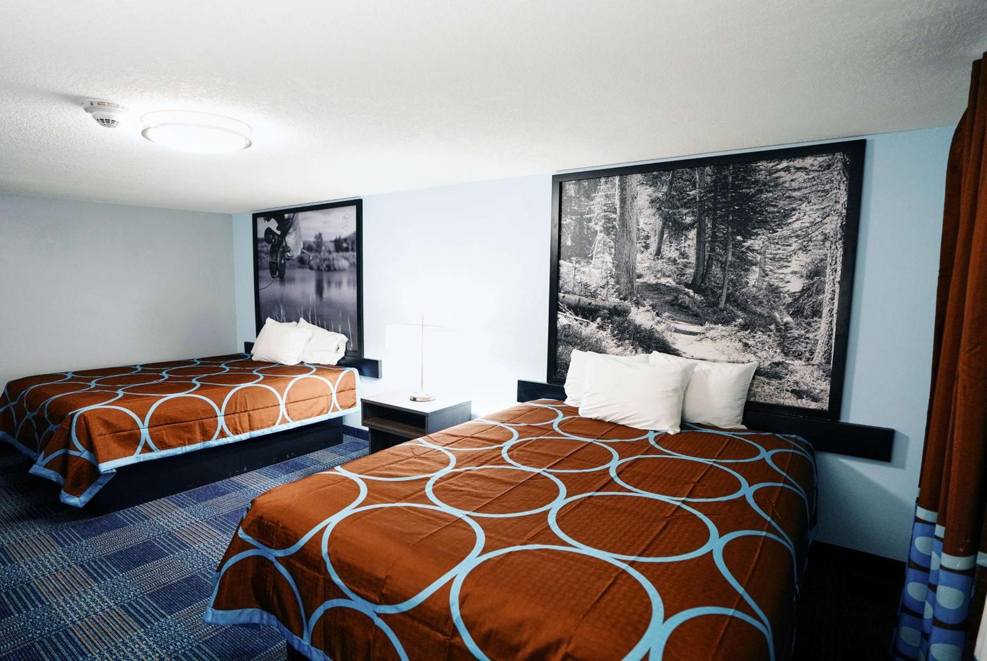 Super 8 By Wyndham Pueblo Hotel Екстериор снимка