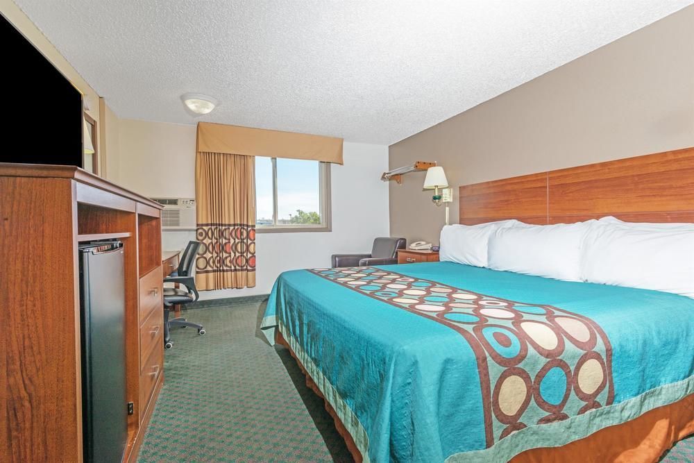 Super 8 By Wyndham Pueblo Hotel Екстериор снимка