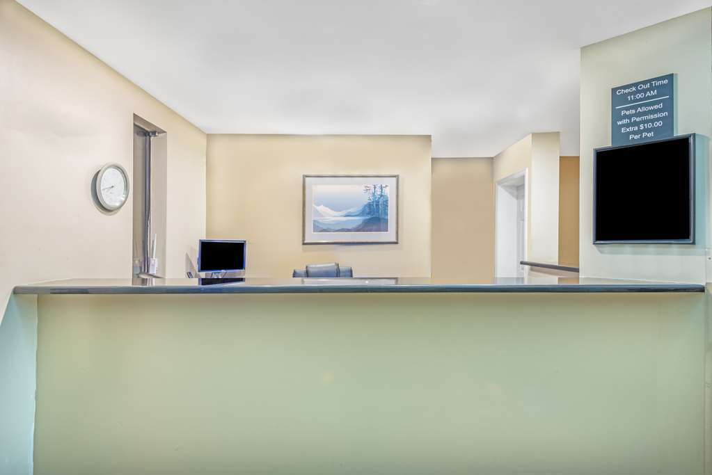 Super 8 By Wyndham Pueblo Hotel Интериор снимка