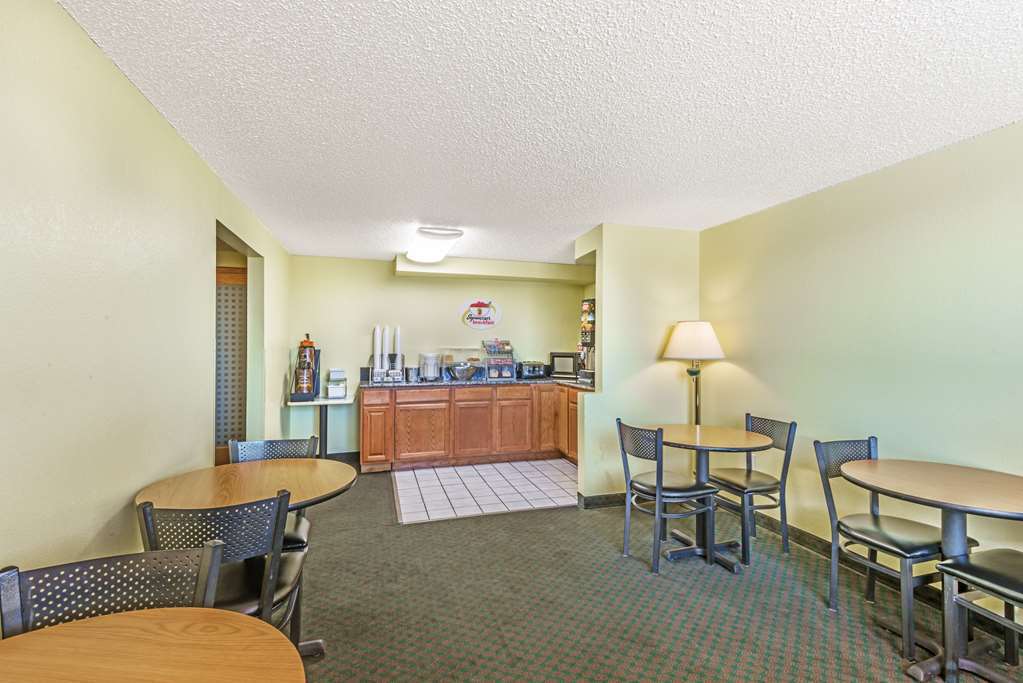 Super 8 By Wyndham Pueblo Hotel Съоръжения снимка