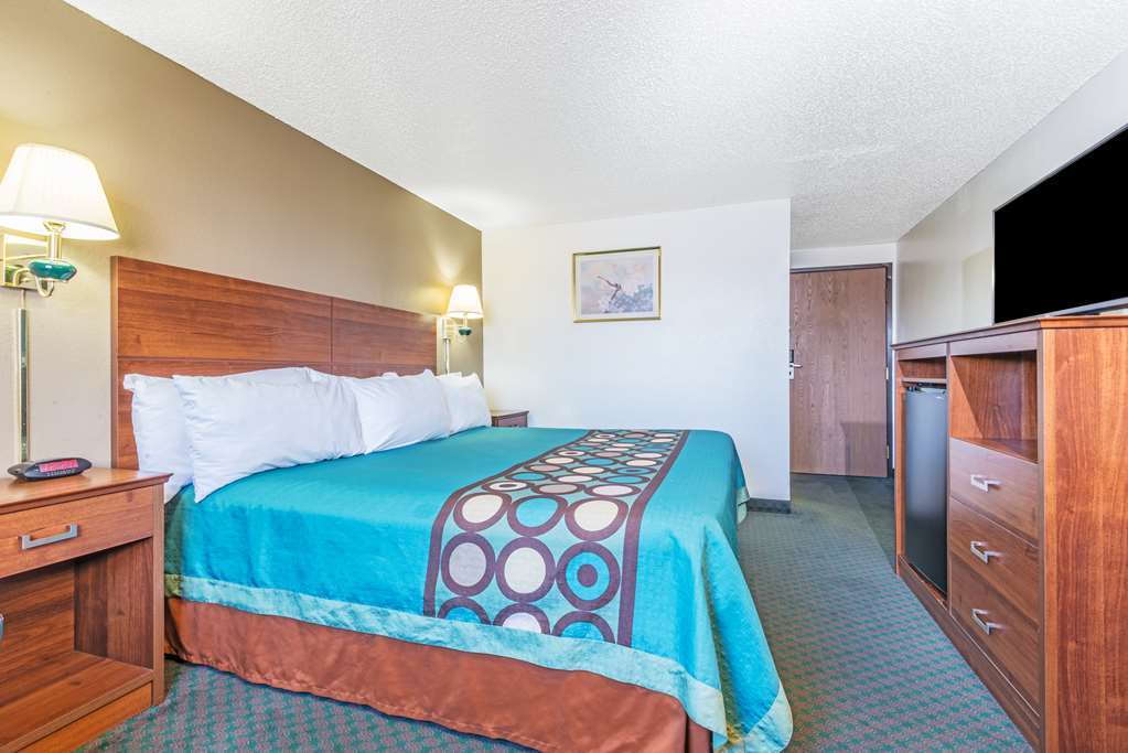 Super 8 By Wyndham Pueblo Hotel Стая снимка