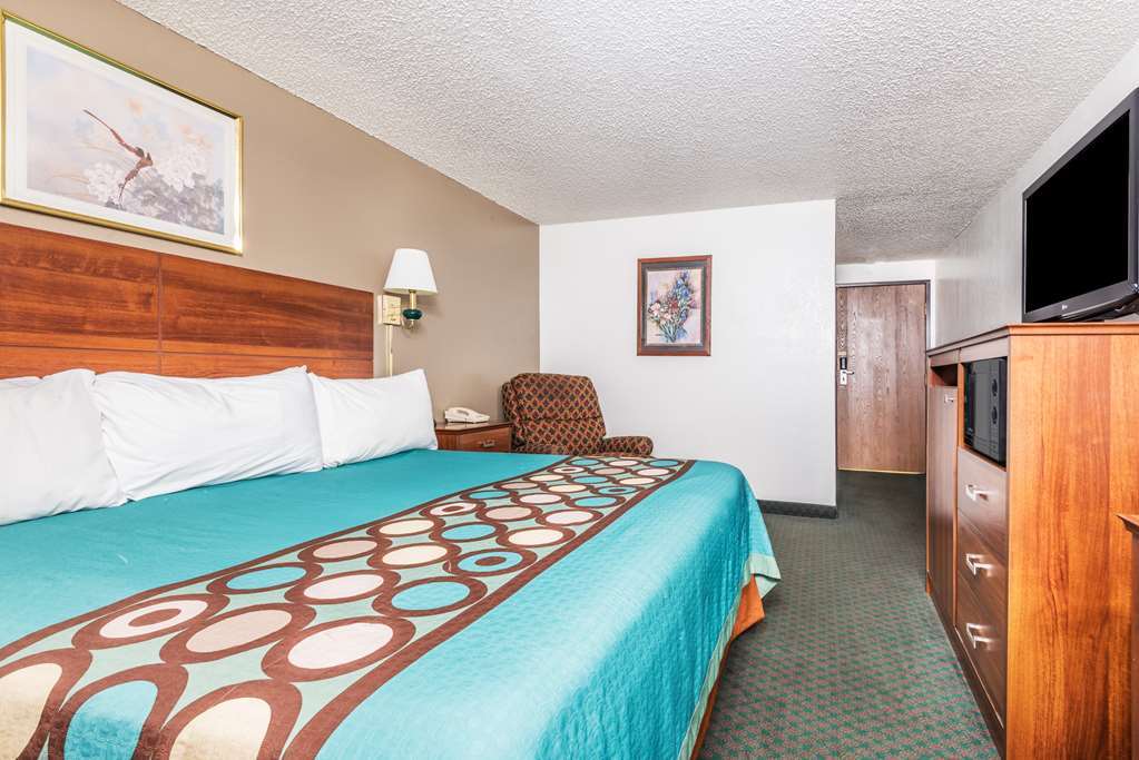Super 8 By Wyndham Pueblo Hotel Стая снимка