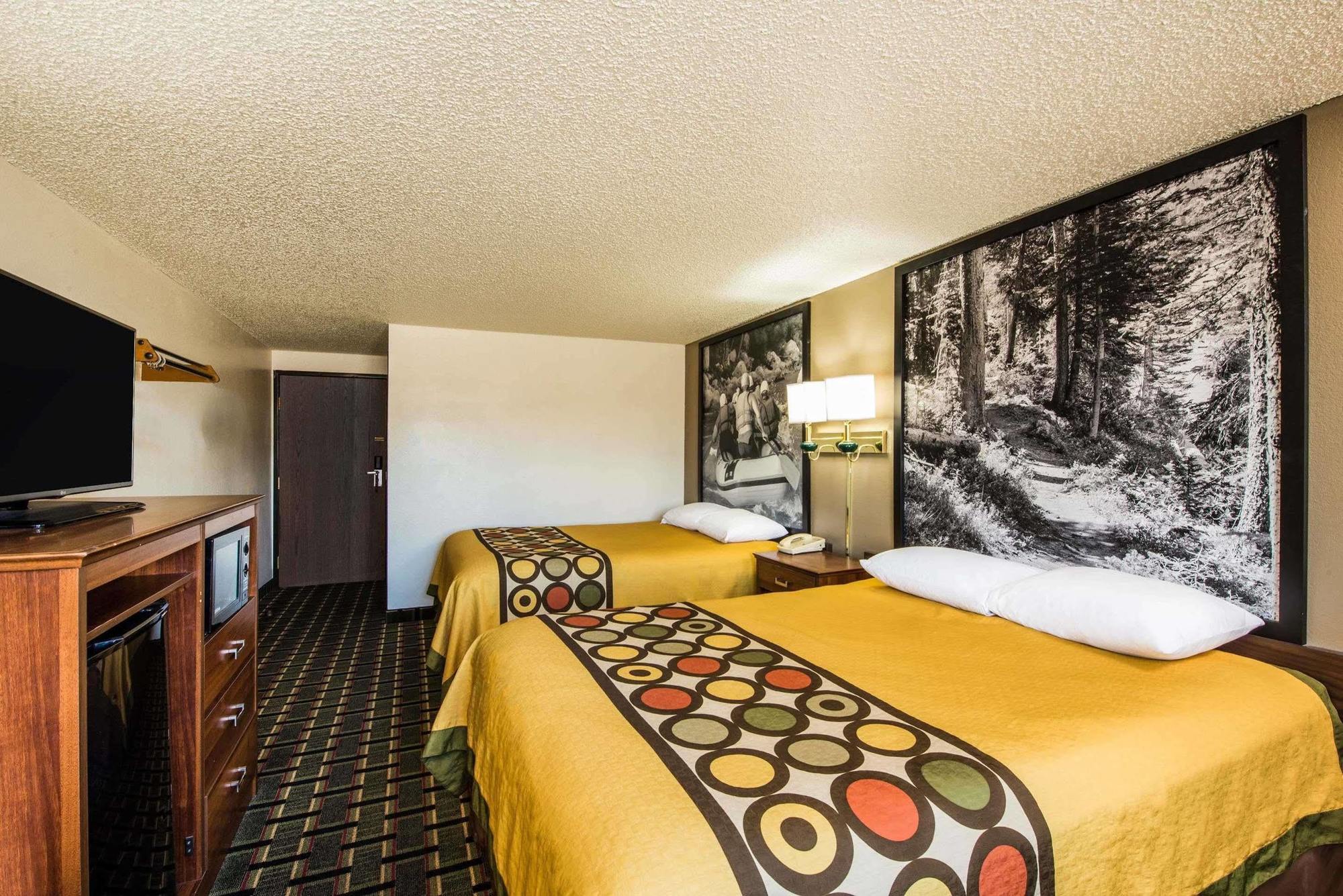 Super 8 By Wyndham Pueblo Hotel Екстериор снимка