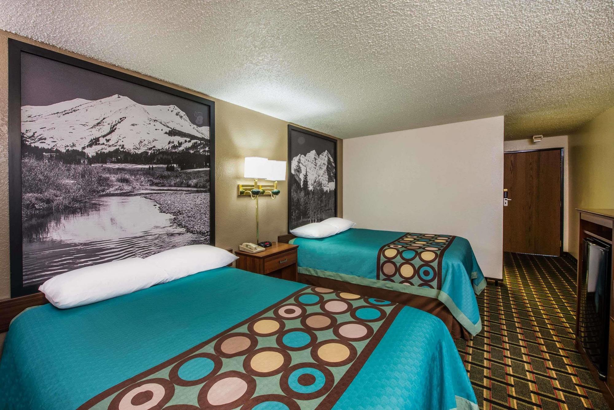 Super 8 By Wyndham Pueblo Hotel Екстериор снимка