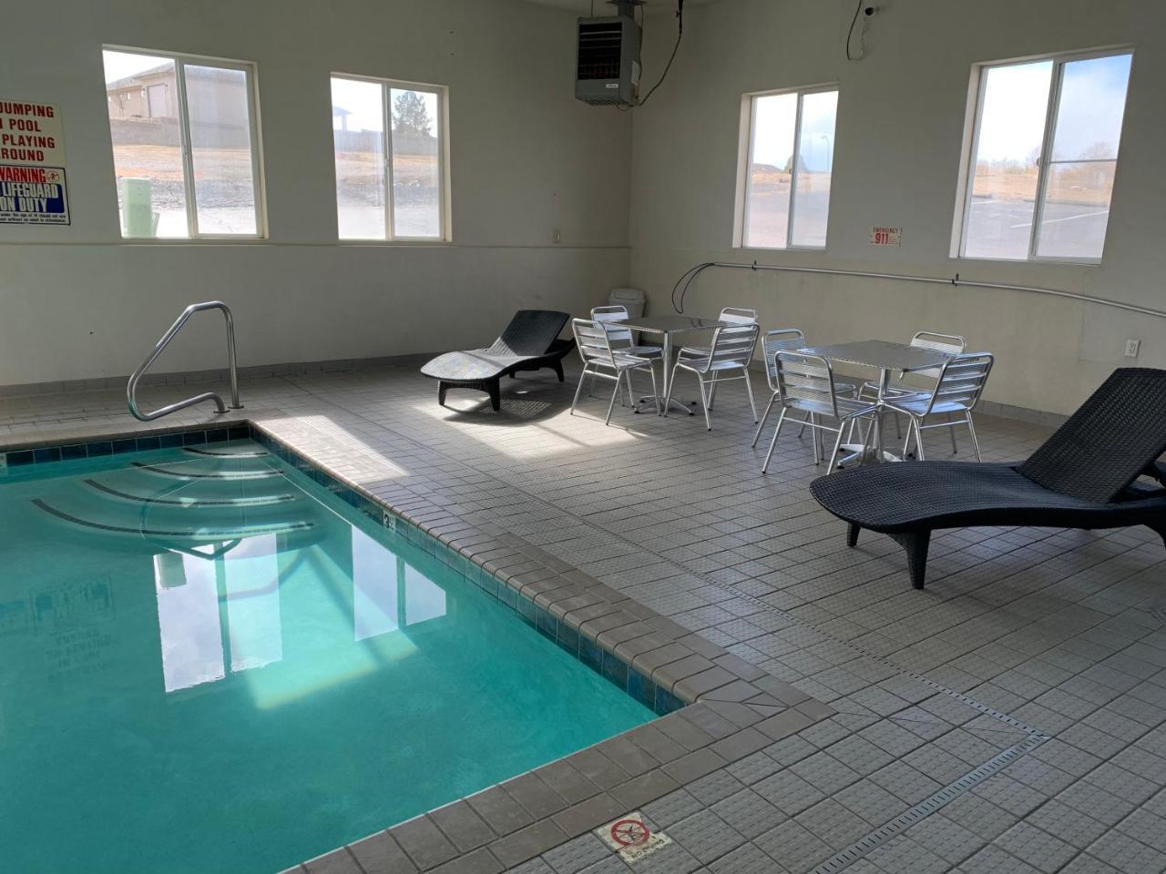 Super 8 By Wyndham Pueblo Hotel Екстериор снимка