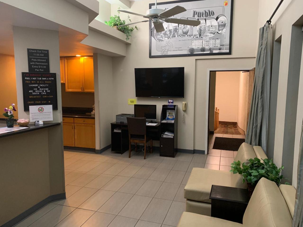Super 8 By Wyndham Pueblo Hotel Екстериор снимка