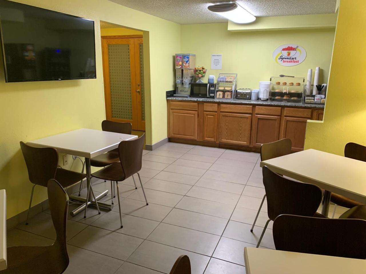 Super 8 By Wyndham Pueblo Hotel Екстериор снимка