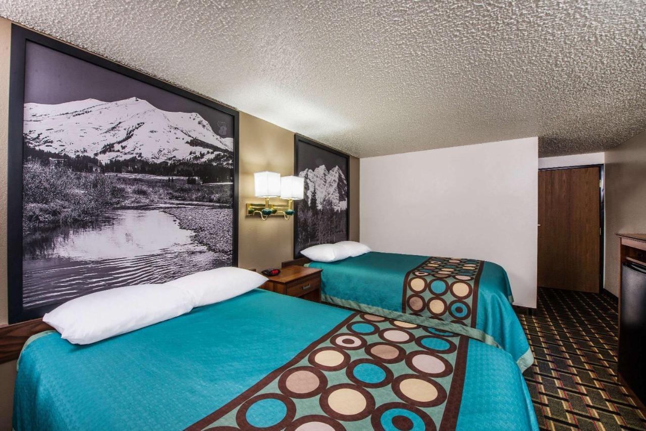 Super 8 By Wyndham Pueblo Hotel Екстериор снимка